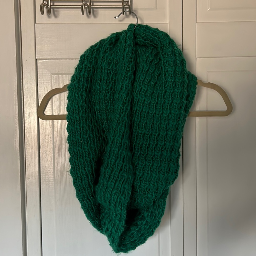 Old Navy green chunky knit infinity scarf 🧣